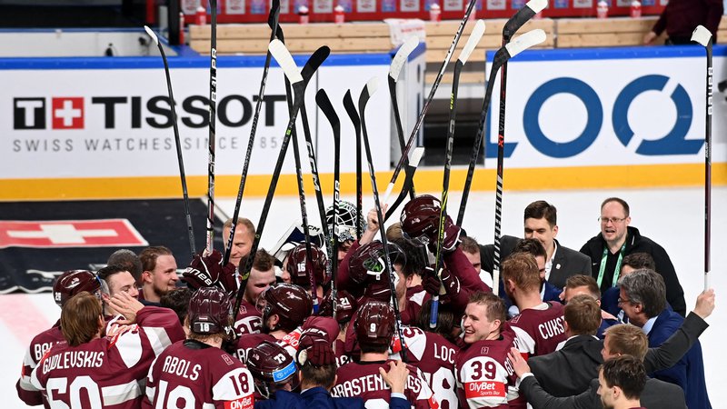 Fotografija: Latvijci so se takole veselili zgodovinske prve uvrstitve v polfinale svetovnega prvenstva. FOTO: Gints Ivuskans/AFP