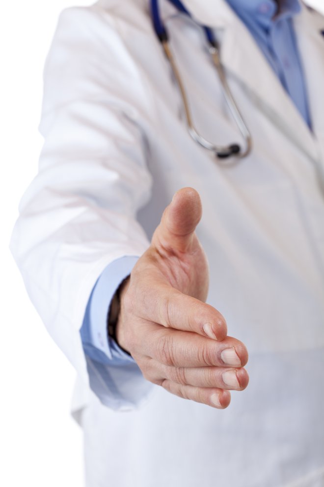 Zakaj bi zdravnikom ali drugim zdravstvenim delavcem nalagali tako rekoč breme rabljev? FOTO: Shutterstock