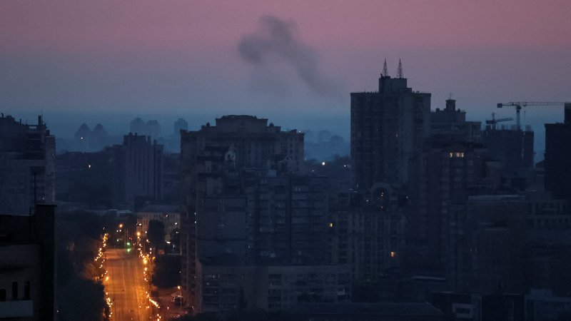 Fotografija: Dim nad Kijevom po današnjem raketnem napadu. FOTO: Gleb Garanich/Reuters