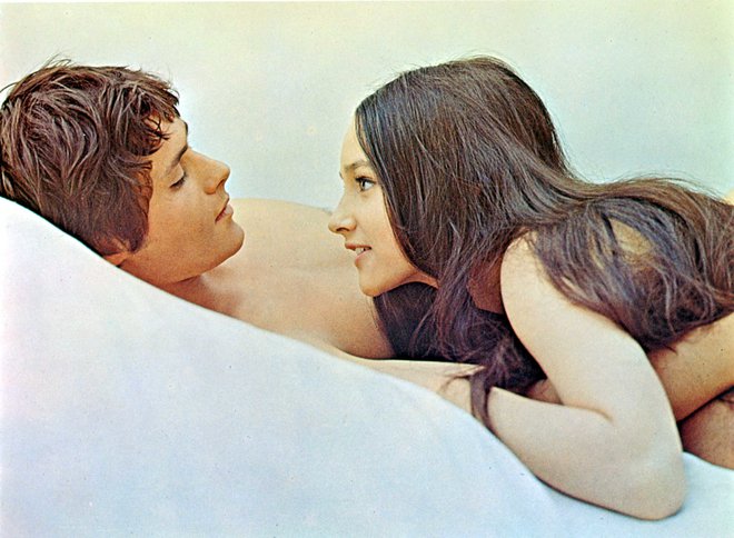 Igralca pravita, da je režiser Zeffirelli nanju pritiskal, da gola posnameta prizor v postelji. Ker sta bila mladoletna, so jima filmski ustvarjalci zagotovili, da njuni goli telesi v filmu ne bosta vidni. FOTO: Promocijsko gradivo