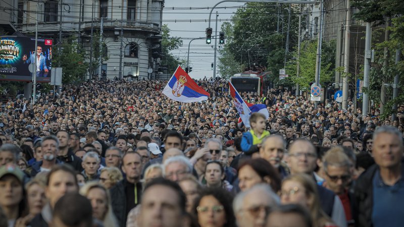 Fotografija: Protestom proti kulturi nasilja, ki se ju je v preteklih dveh petkih skupaj udeležilo več kot 150.000 ljudi, danes sledi kazanje mišic oblasti, ki bo na svoj shod v Beograd iz vse države pripeljala rekordno število udeležencev. Foto Jože Suhadolnik