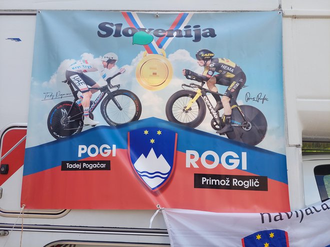 Janez iz Kranja je pripravil navijaški plakat slovenske kolesarske enotnosti. FOTO: Miha Hočevar
