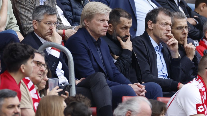 Fotografija: Bayernovo vodstvo (drugi z leve Oliver Kahn, tretji pa Hasan Salihamidžić) ne more skriti zaskrbljenosti..FOTO: Heiko Becker/ Reuters