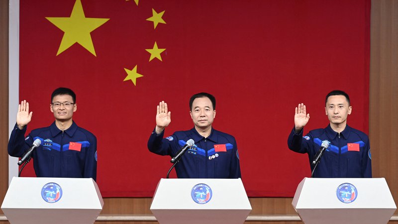Fotografija: Astronavti Jing Haipeng, Zhu Yangzhu in Gui Haichao FOTO: China Daily/Reuters
