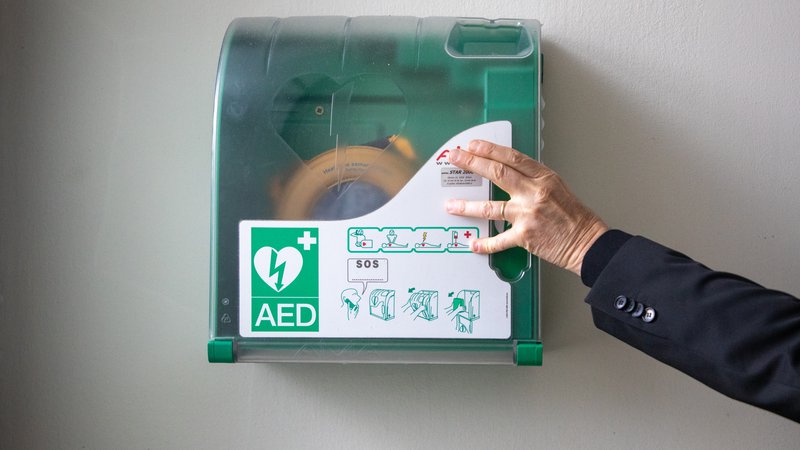 Fotografija: Pomembno je, da so defibrilatorji široko dostopni po vsej državi. To je eno ključnih poslanstev društva AED. FOTO: Voranc Vogel/Delo