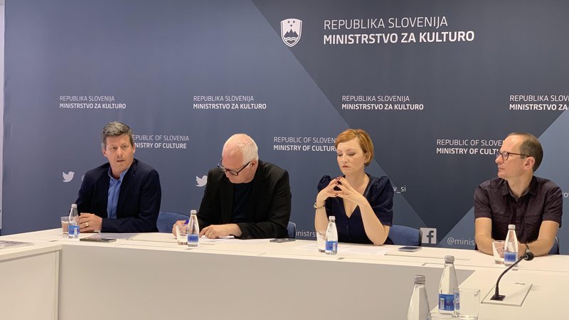 Fotografija: Matevž Čelik, Marko Rusjan, Asta Vrečko in Lenart Kučić med pogovorom z novinarji. FOTO: Andrej Predin/Delo