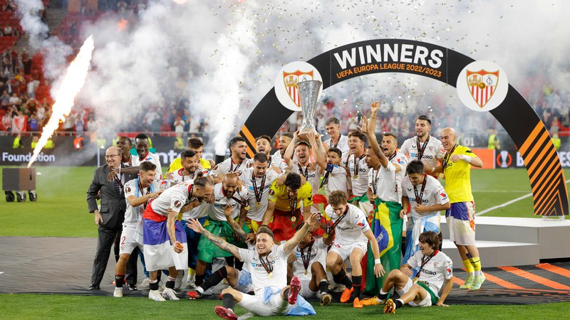 Fotografija: Nogometaši Seville z novim, že sedmim pokalom za zmagovalca evropske lige. FOTO: Odd Andersen/AFP