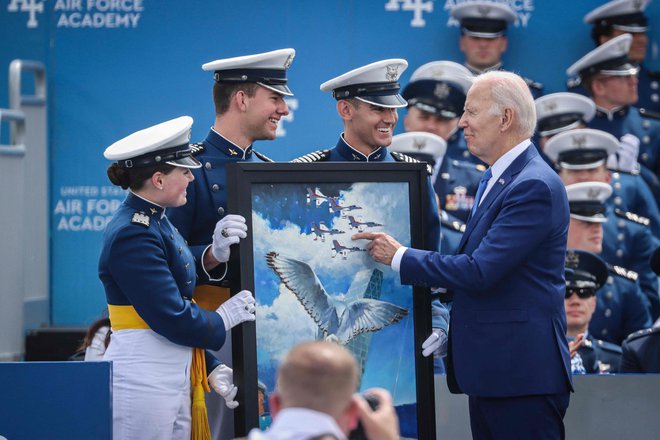 Ameriški predsednik Joe Biden se je na podelitvi diplom na akademiji za zračne sile v Koloradu spotaknil in padel. FOTO: Marc Piscotty/Getty Images, AFP