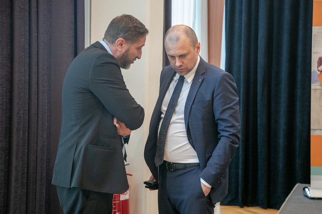 Minister za finance Klemen Boštjančič in predsednik nadzornega sveta ZBS in predsednik uprave NLB Blaž Brodnjak v pogovoru ob robu bančne konference. FOTO: Voranc Vogel/Delo