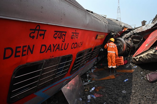 AFP poroča, da naj bi v nesreči umrlo najmanj 288 ljudi, poškodovanih pa naj bi bilo več kot 850 ljudi.FOTO: Dibyangshu Sarkar/AFP