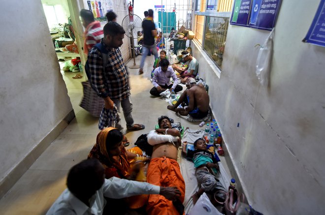 Ljudje, ki so se poškodovali v nesreči, čakajo v bolnici. FOTO: Stringer Reuters