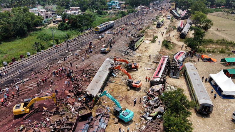 Fotografija: Gre za najbolj smrtonosno železniško nesrečo v Indiji v tem stoletju. FOTO: Stringer Reuters