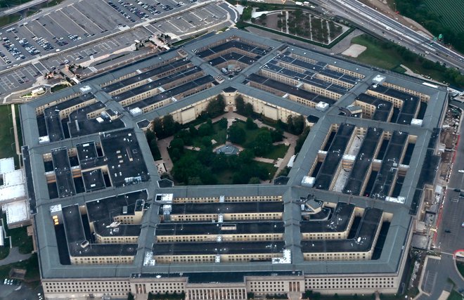 V Pentagonu so ukrepali, ko se je letalo približalo Beli hiši in kongresu. FOTO: Daniel Slim/AFP