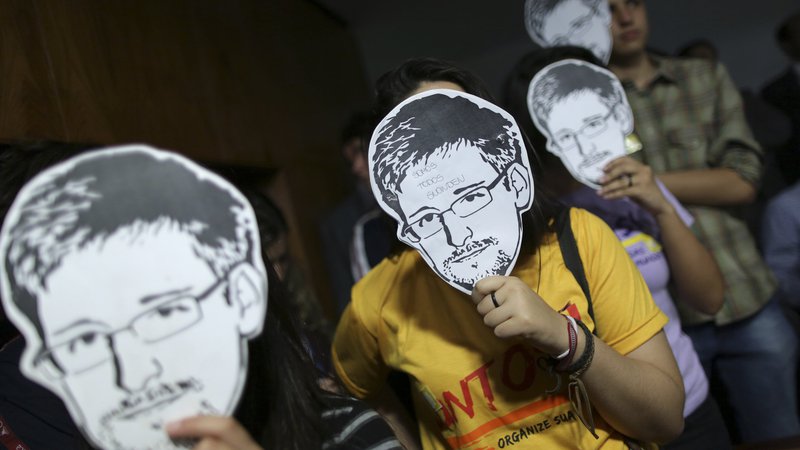 Fotografija: Snowden je ob razkritju poudarjal, da si ljudje zaslužijo vedeti, kaj počenja NSA ter kako jih vlade nadzorujejo brez njihovega vedenja in vdirajo v njihovo zasebnost. FOTO: Ueslei Marcelino/Reuters