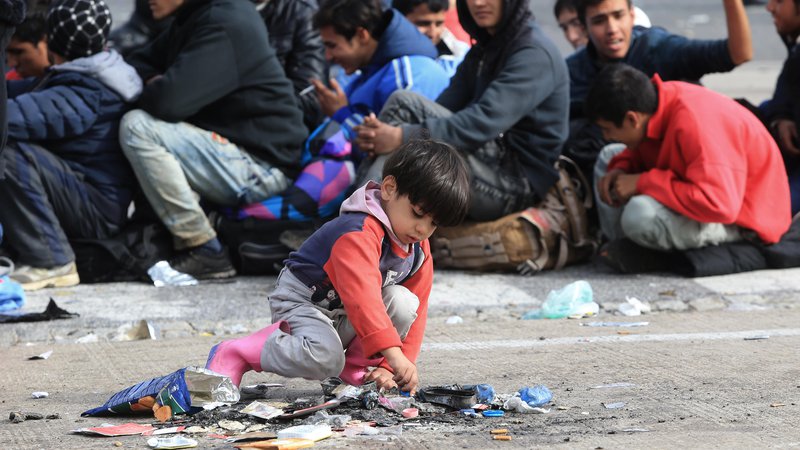 Fotografija: Begunci v Šentilju oktobra leta 2015. Azilni sistem EU se je med begunsko krizo zrušil kot hiša iz kart. FOTO: Tadej Regent