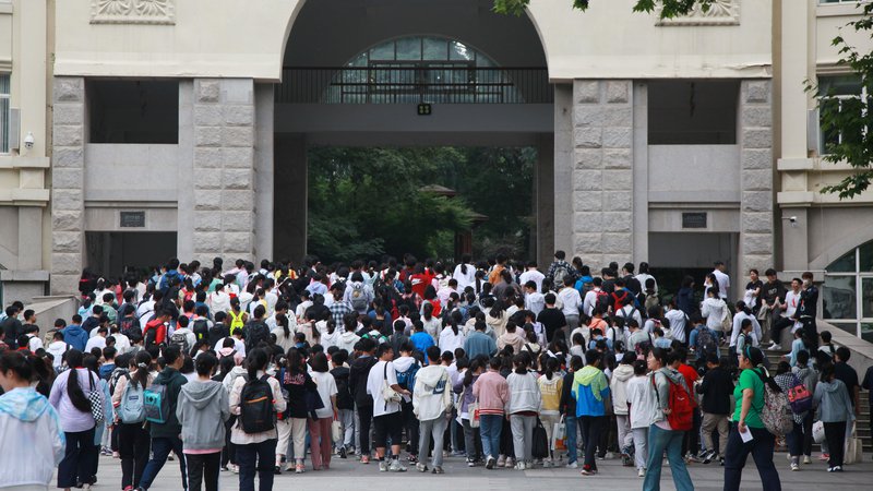 Fotografija: Študentje v mestu Nanjing v provinci Jiangsu čakajo na začetek izpitov. FOTO: Costfoto/Reuters