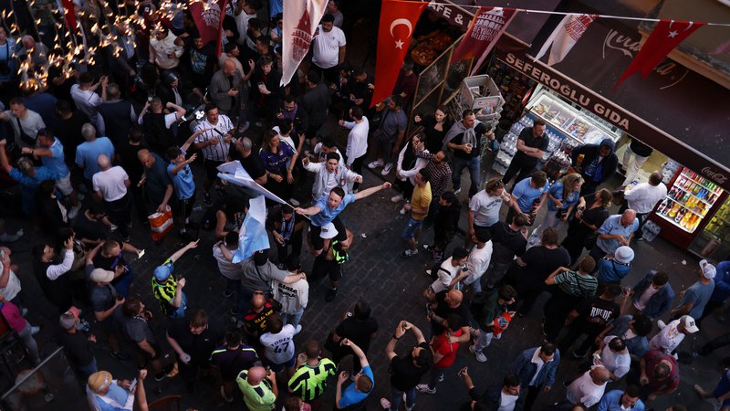 Fotografija: Na istanbulskem trgu Taksim je med navijači obeh finalistov kot v mravljišču. FOTO: Umit Bektaš/Reuters