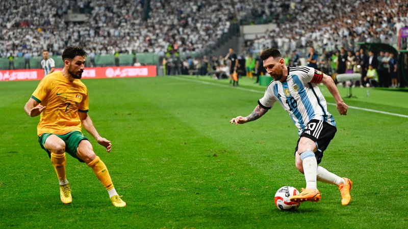 Fotografija: Lionel Messi (desno) in Mathew Leckie med tekmo Argentine in Avstralije. FOTO: Pedro Pardo/AFP
