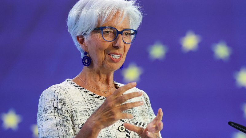 Fotografija: Prva dama ECB Christine Lagarde pomenljivo poudarja, da se »inflacija znižuje, vendar bo predvidoma predolgo ostala previsoka«. FOTO: Kai Pfaffenbach Reuters