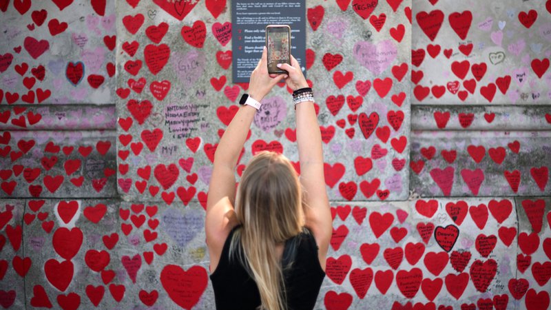 Fotografija: V Londonu stoji Nacionalni zid spomina na žrtve covida-19. Vzporedno poteka javna preiskava o vseh zgrešenih potezah političnih in zdravstvenih oblasti. FOTO: Daniel Leal/AFP