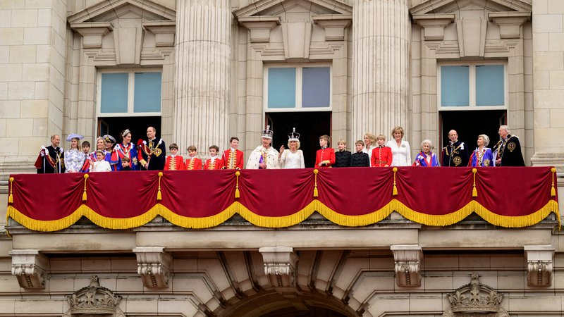 Fotografija: Na prvem Pozdravu zastavi Karla III. je na balkonu pričakovati podobno zasedbo članov kraljeve družine, kot smo jo videli ob kronanju prejšnji mesec. FOTO: Reuters