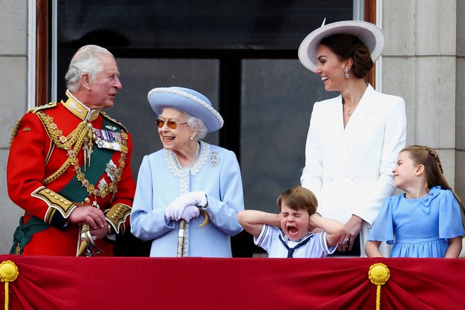 Na poslednjem kraljičinem Pozdravu zastavi lansko leto je pozornost ukradel njen pravnuk, princ Louis, ki si je med preletom letal močno zatiskal ušesa in zraven še kričal. FOTO: Hannah McKay/Reuters
