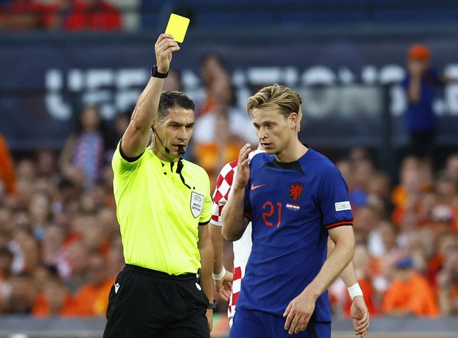 Frenkie de Jong med tekmo s Hrvaško, ki jo je Nizozemska izgubila. Verjetno bi imel drugačno mnenje o ligi narodov, če bi bilo obratno. FOTO: Piroschka Van De Wouw/Reuters