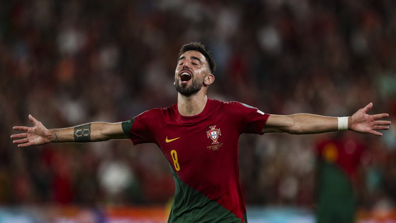 Fotografija: Dvakratni strelec Bruno Fernandes je bil osrednji junak tekme Portugalska – Bosna in Hercegovina. FOTO: Carlos Costa/AFP