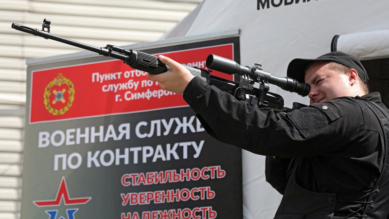 Fotografija: Strelivo in orožje ameriških in drugih zahodnih podjetij kljub sankcijam proti Moskvi še vedno prihaja v Rusijo. FOTO: Alexey Pavlishak/Reuters