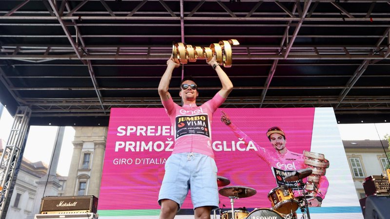 Fotografija: Po zaslugi Primoža Rogliča je po Vuelti in Touru tudi Giro slovenski. FOTO: Črt Piksi