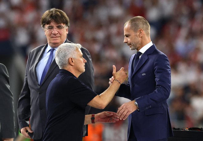 Mourinha je po porazu tolažil tudi predsednik Uefe Aleksander Čeferin. FOTO: Bernadett Szabo/Reuters