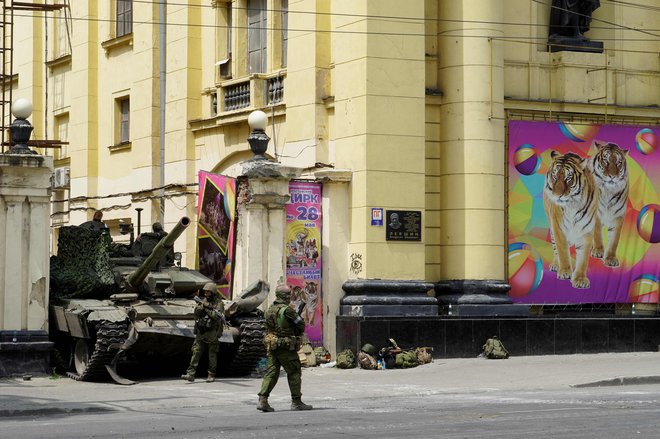Wagnerjev tank se je zataknil med vrata cirkusa v Rostovu. FOTO: AFP