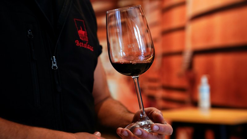 Fotografija: Mit, da je deciliter rdečega vina dober za zdravje, je povezan s posameznimi spojinami rdečega vina, predvsem z resveratrolom. FOTO:  Vincent West/Reuters