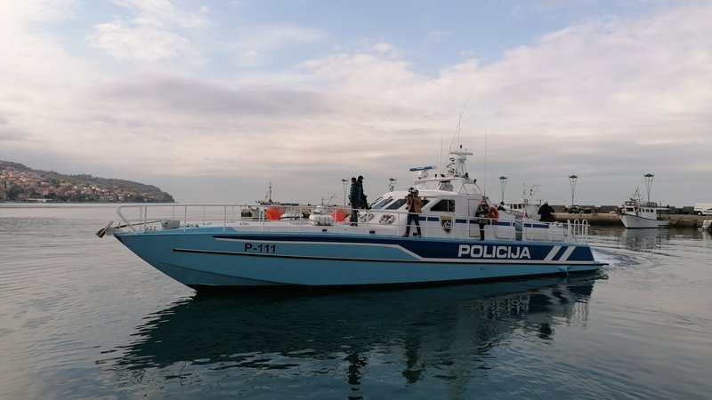 Fotografija: Ministrstvo za notranje zadeve z javnim natečajem kupuje novo policijsko plovilo, ki bi nadomestilo čoln P-111. Ta je že pred letom in pol pristal med muzejskimi eksponati. FOTO: Nataša Čepar/Delo