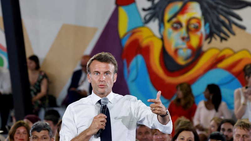 Fotografija: Predsednik Emmanuel Macron med Marsejčani. FOTO: Reuters