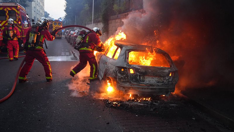 Fotografija: V Nanterru so izbruhnili protesti proti policijskemu nasilju. Razjarjeni ljudje so zažigali avtomobile in smetnjake. FOTO: Zakaria Abdelkafi/AFP