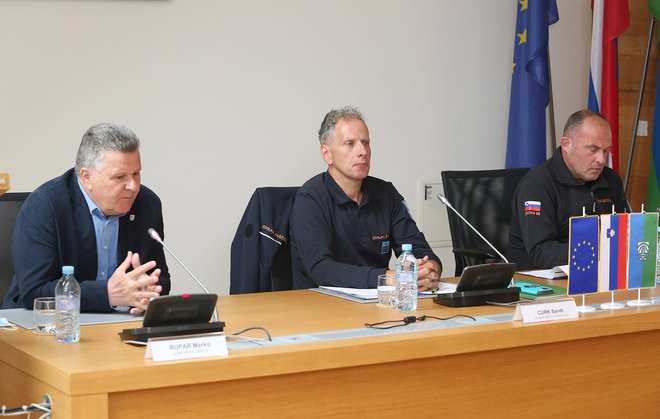 Sandi Curk (v sredini). FOTO: Ljubo Vukelič/Civilna zaščita za Notranjsko