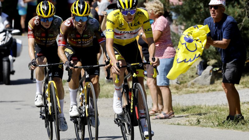 Fotografija: Tadej Pogačar (v rumenem) in Primož Roglič sta kolesarska šampiona in zvezdi Netflixa. FOTO: Christian Hartmann/Reuters