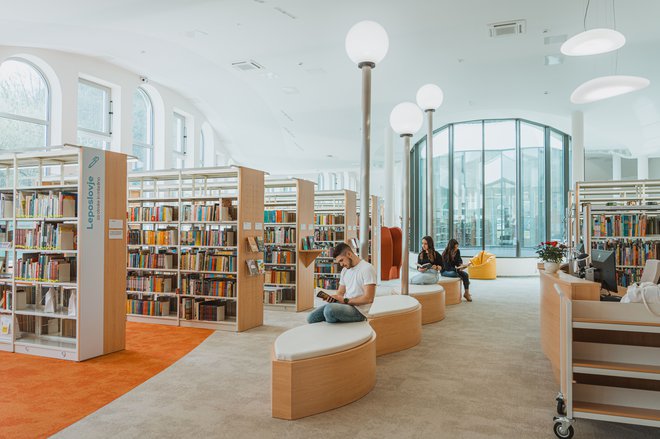 Knjižnica že dolgo ni več le kraj za izposojo knjig, je predvsem prostor druženja, učenja, igre. FOTO: Neža Lajevec