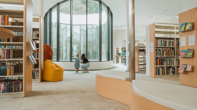 Fotografija: Nove prostore knjižnice dodatno naravno osvetljuje še notranji atrij. FOTO: Neža Lajevec