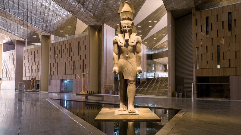 Fotografija: Po maratonski gradnji Velikega egiptovskega muzeja si je za zdaj mogoče ogledati le avlo s kipom Ramzesa II. FOTO: Promocijsko gradivo