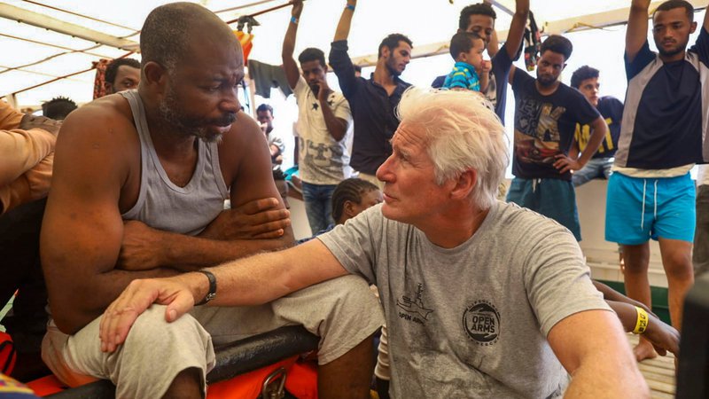 Fotografija: Richard Gere, ki je bil avgusta 2019 na počitnicah v Italiji, se je sam odpravil na ladjo, da bi ocenil zdravstveno stanje rešenih migrantov. FOTO:  Reuters