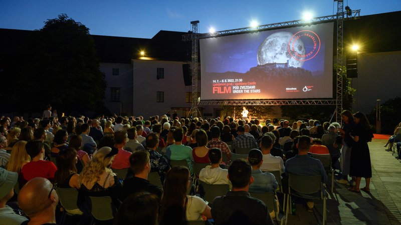 Fotografija: Poleti na Ljubljanskem gradu ponoči zasijejo tudi filmske zvezde.

FOTO: Domen Pal