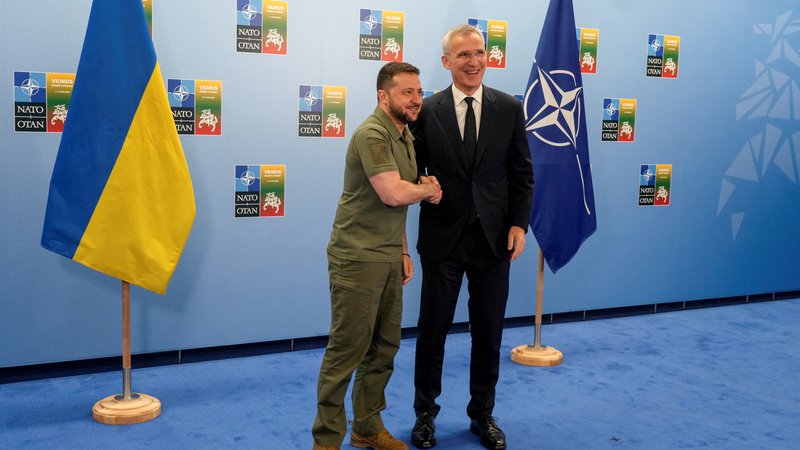 Fotografija: »Ukrajina je bliže Natu kot kdaj prej,« je dejal generalni sekretar Nata Jens Stoltenberg, ki je na vrhu v Vilni pozdravil tudi Volodimirja Zelenskega. FOTO: Ints Kalnins/Reuters