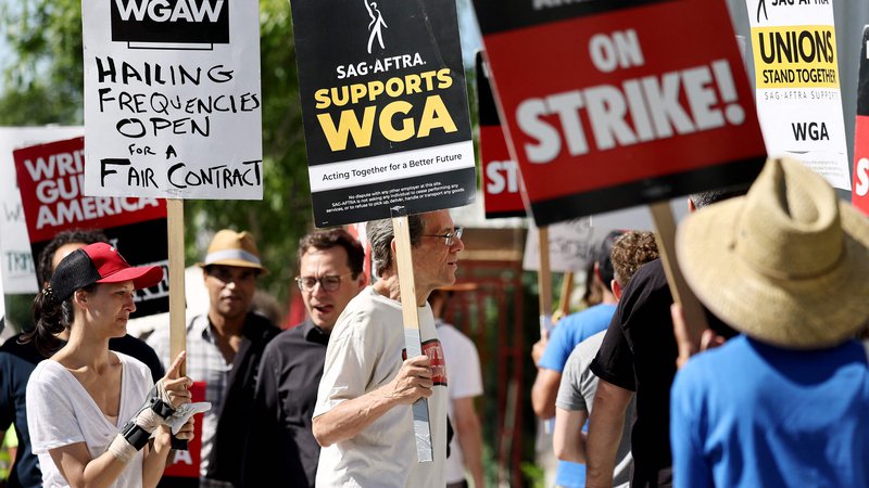 Fotografija: Člani sindikata Sag-Aftra med protestom pred poslopjem družbe Netflix v Los Angelesu Foto Mario Tama/AFP