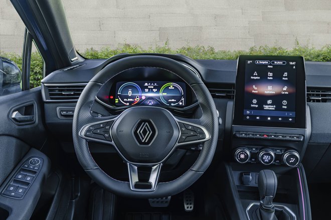 Voznikov prostor je digitaliziran v zdravi meri, saj večino ključnih funkcij še vedno lahko upravljamo s klasičnimi gumbi. FOTO: Renault