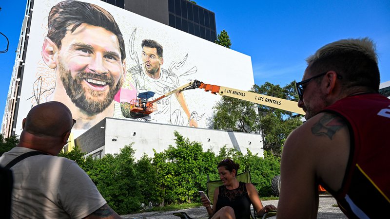 Fotografija: V Miamiju je že nastal grafit z Messijevo podovo. FOTO: Chandan Khanna/AFP