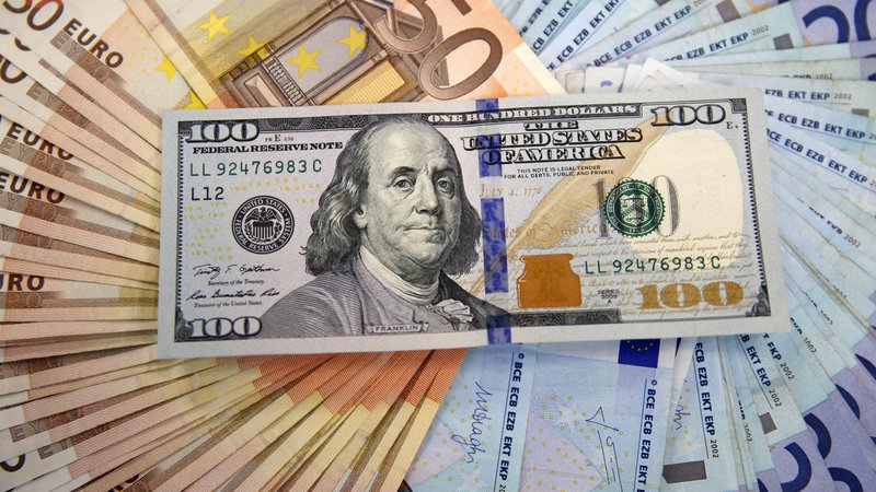 Fotografija: Dolar ne izgublja vrednosti le v primerjavi z evrom: tudi dolarski indeks, ki meri tečaj ameriške valute v primerjavi s šestimi drugimi, je te dni najnižje po lanskem aprilu. Foto Reuters Pictures