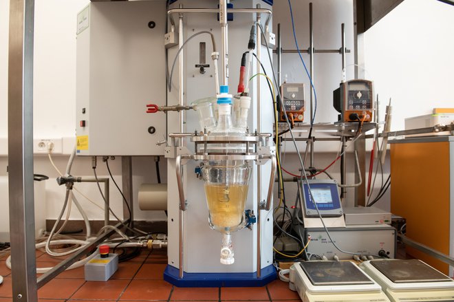Avtomatiziran reakcijski sistem RC1e (Mettler Toledo), v katerem poteka fermentacija vodnega kefirja. FOTO: arhiv UM
