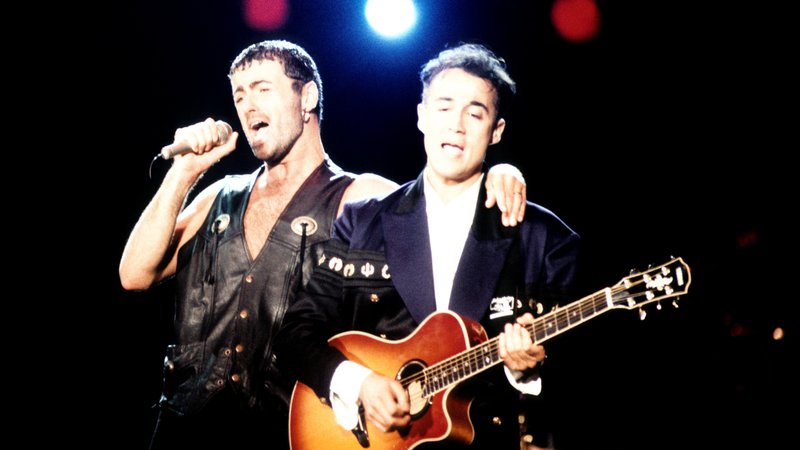 Fotografija: George Michael (levo) in Andrew Ridgeley (desno) sta bila kot duet Wham! eni največjih zvezd v letih od 1982 do 1986. Na fotografiji sta na redkem skupnem nastopu po razhodu na festivalu Rock in Rio II leta 1991. Foto R. Kennedy/Reuters